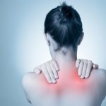 douleur a l'omoplate haut du dos